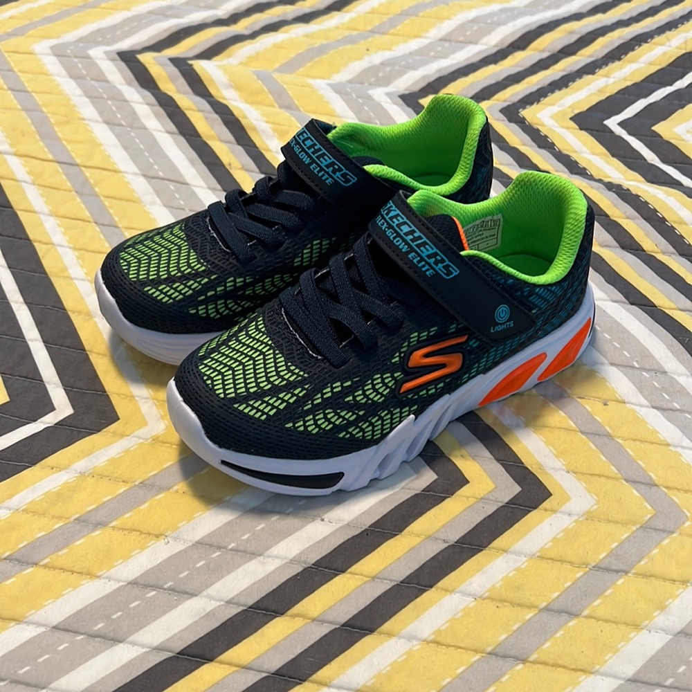 Kids Skechers light up tennis shoes